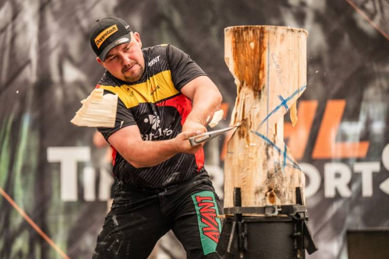 STIHL_TIMBERSPORTS_Danny_Martin_Standing_Block_Chop.jpg